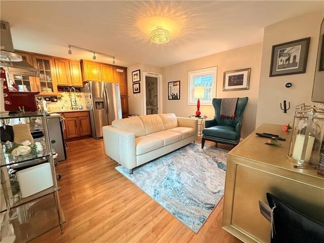 Building Photo - 611 Lyons St