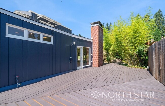 Building Photo - Newly renovated stunning lakefront home.