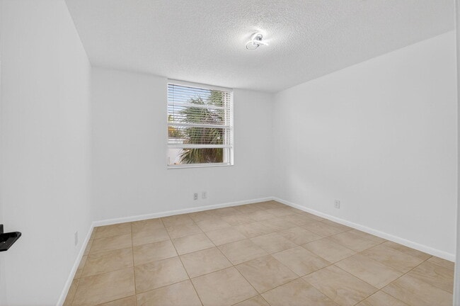 Building Photo - 10 Willowbrook Ln
