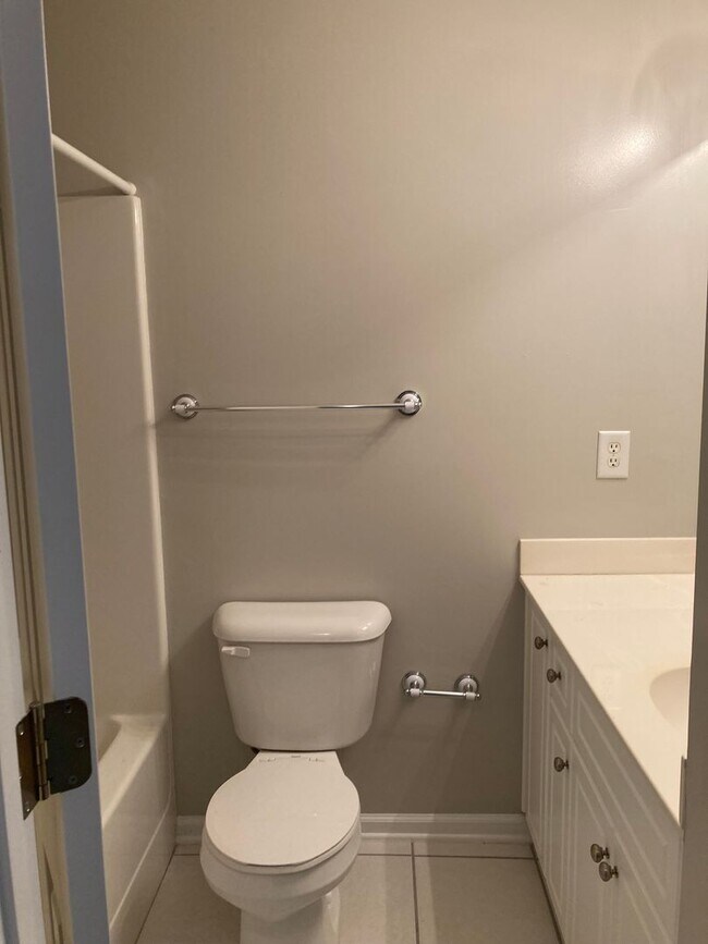 Building Photo - 3 Bed/3 Bath Townhome with Screened in Por...