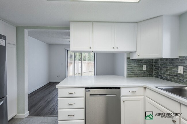 Building Photo - New Renovated 2 Bed 2 bath Townhome