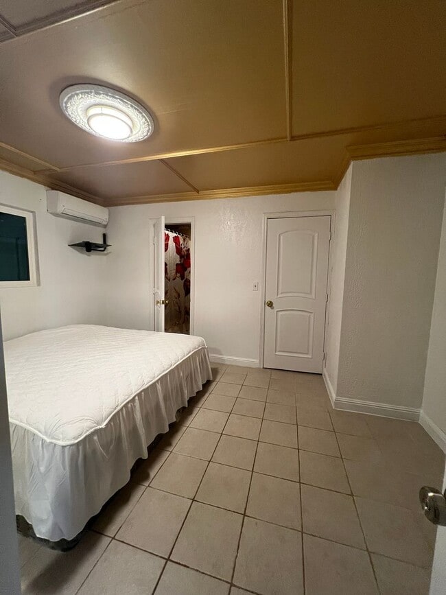 Building Photo - Beautiful Home-4/2/2 & Fenced Yard