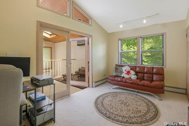 Building Photo - 2 Castle Ct