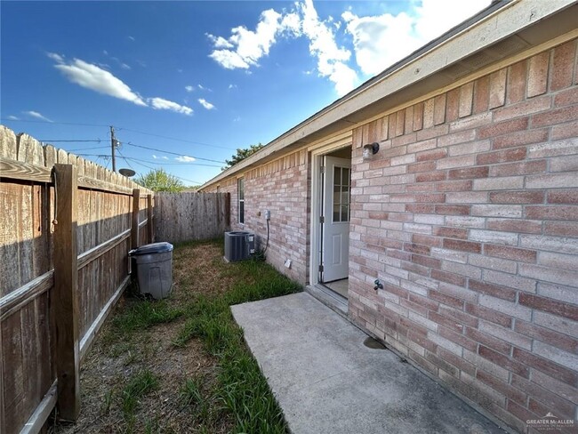 Building Photo - 206 W Albatross Ave