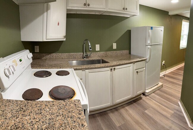 Building Photo - 5 Bedroom/4 Bath Home for lease on 1.5 Acr...
