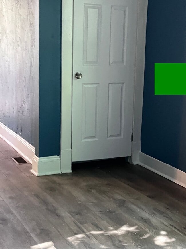 Building Photo - 728 E 93rd St