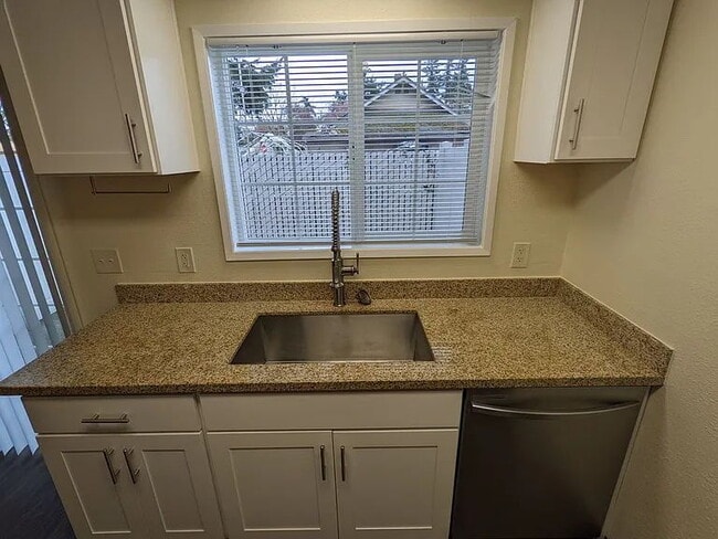 Building Photo - Available Now! Pet-Friendly 2 Bed/ 1.5 Bath with Patio & Parking