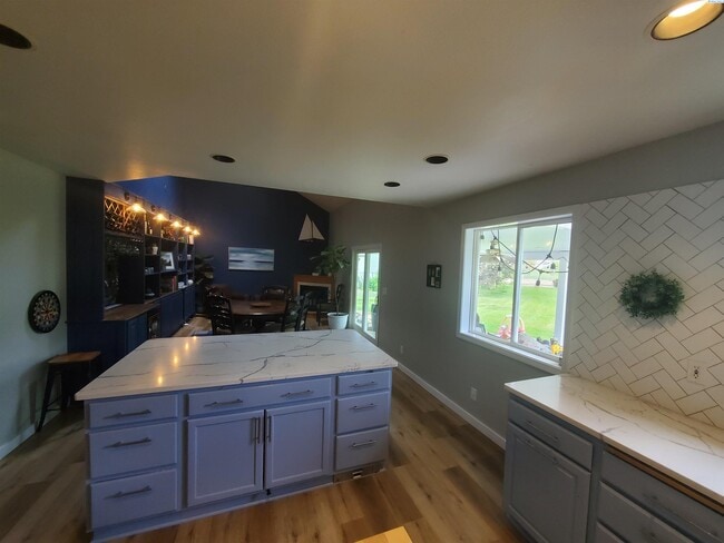 Building Photo - Pet friendly, avail July 1