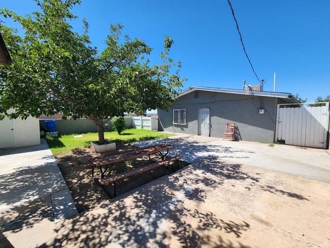 Building Photo - 235 Cottonwood St