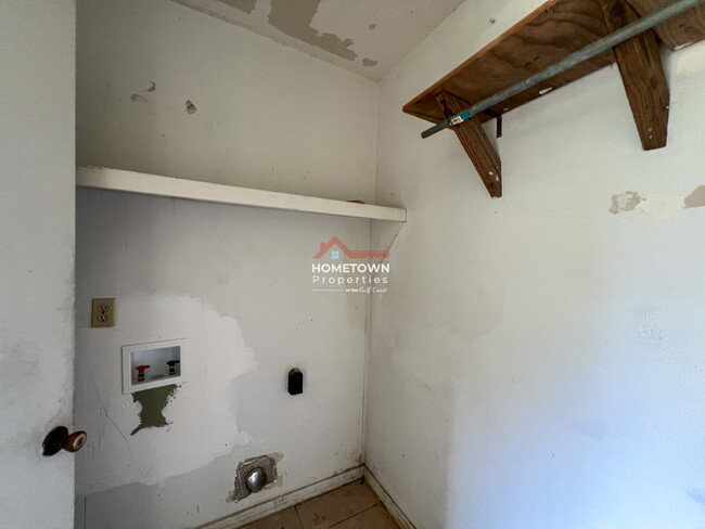 Building Photo - 2-Bed Townhouse off of Olive Road