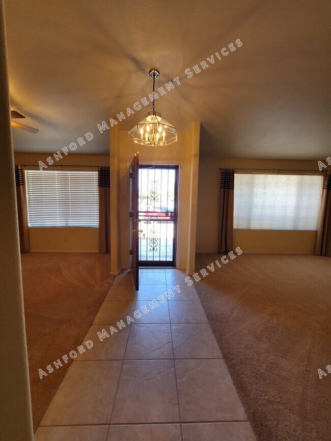 Building Photo - PINNACLE HILL RENTAL WITH MTN VIEWS, FIREP...