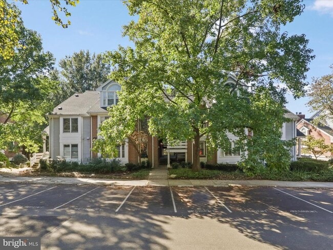 Building Photo - 7596 Lakeside Village Dr