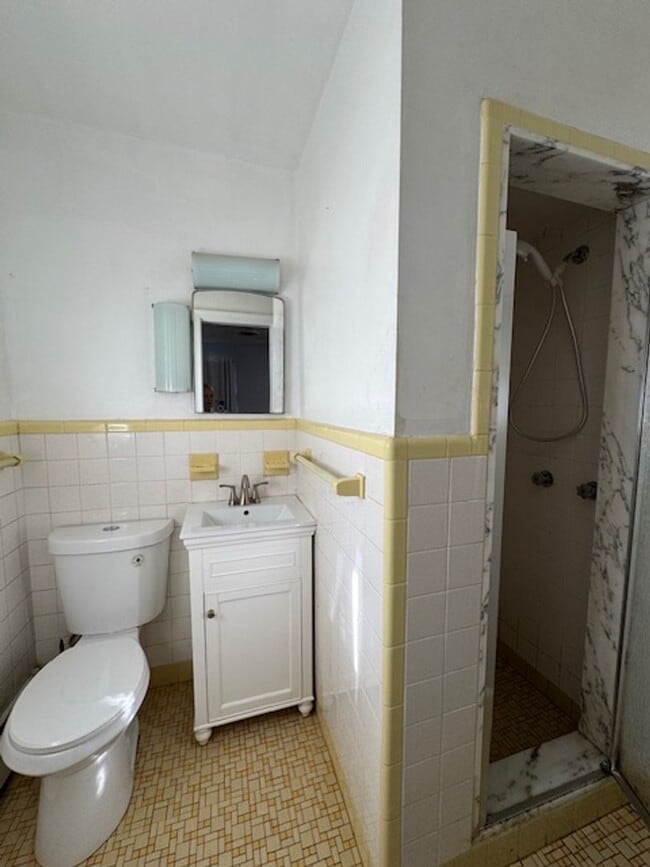 Building Photo - Spacious Brick Rancher