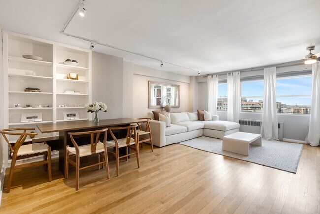 Building Photo - 2909 N Sheridan Rd