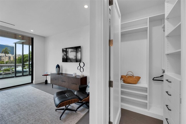 Building Photo - 1730 SE 13th St