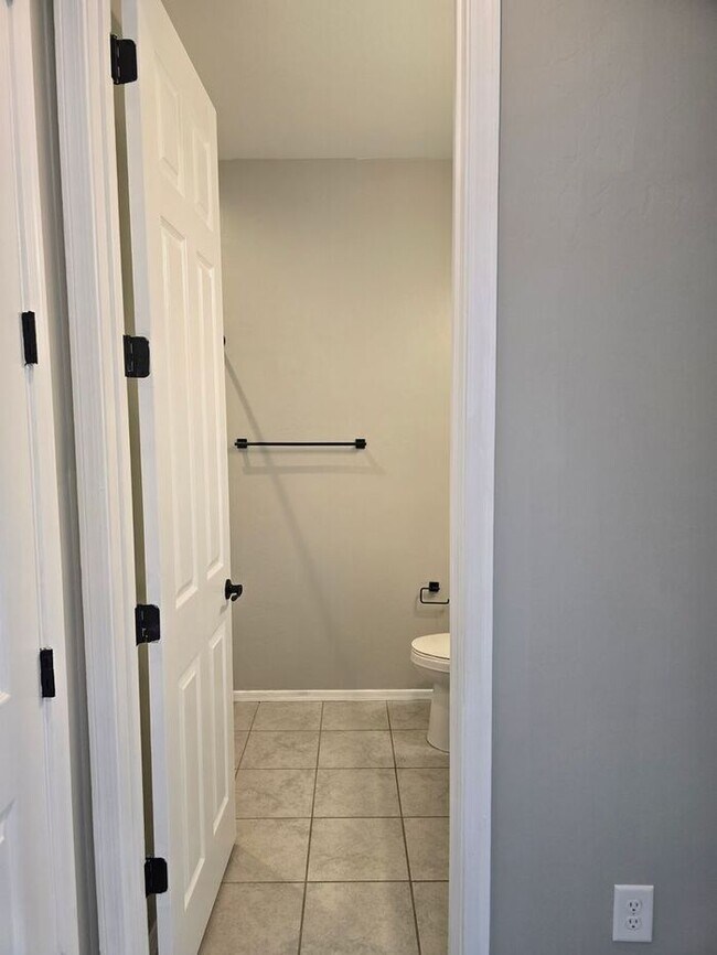 Building Photo - MOVE IN SPECIAL!! 3 Bedroom/ 2 Bath Red Rock Oasis