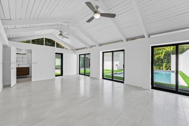 Building Photo - 112 E 1st Ct