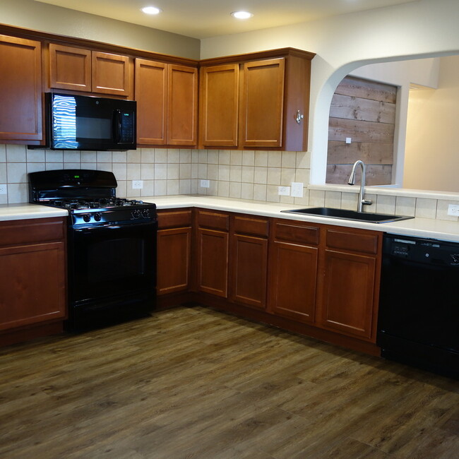 Building Photo - 3 BEDROOM / 2 BATH HOME IN KYLIE - BROOKSI...