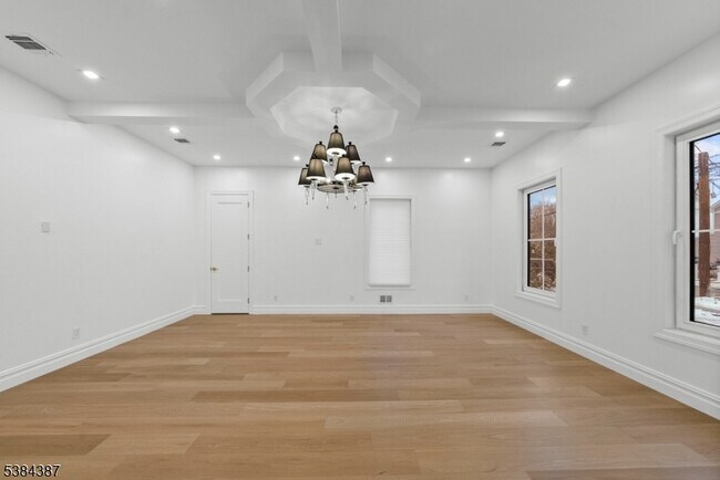 Building Photo - 472 High St