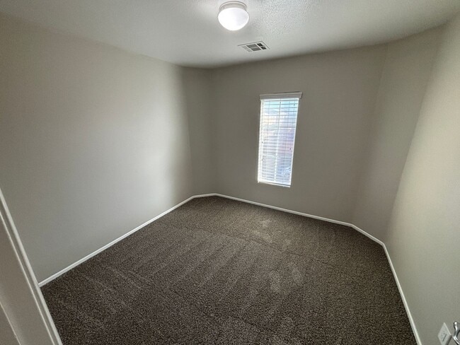 Building Photo - Gorgeous 6Bed/5Bath/4Car, 2-Story Home located in the Mountains Edge