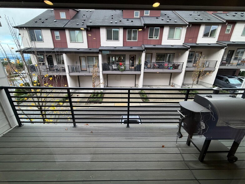 Building Photo - 540 NE Daisy Walk