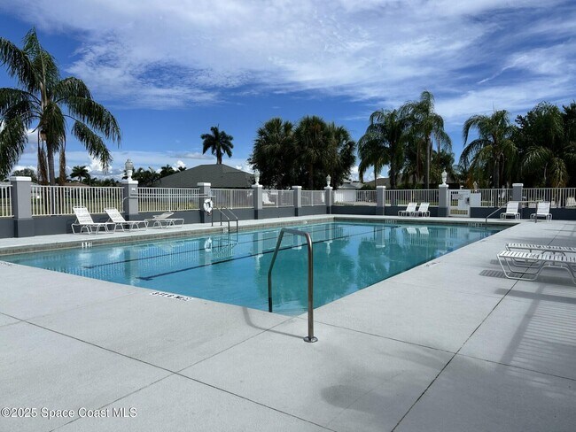 Building Photo - 1215 Clubhouse Dr