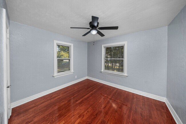 Building Photo - 1709 NW Oak Ave