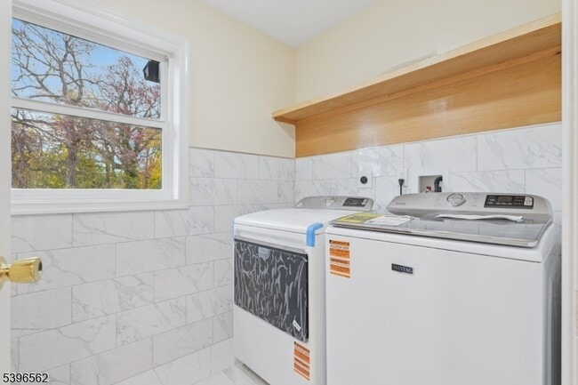 Building Photo - 215 Summit Ave