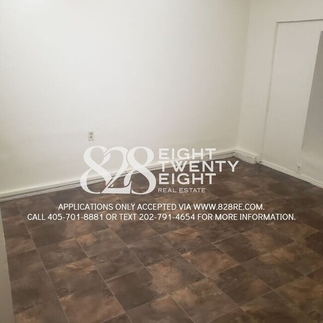 Building Photo - *AVAILABLE NOW!* 4 bed/1 Bath House with an Awesome Backyard!