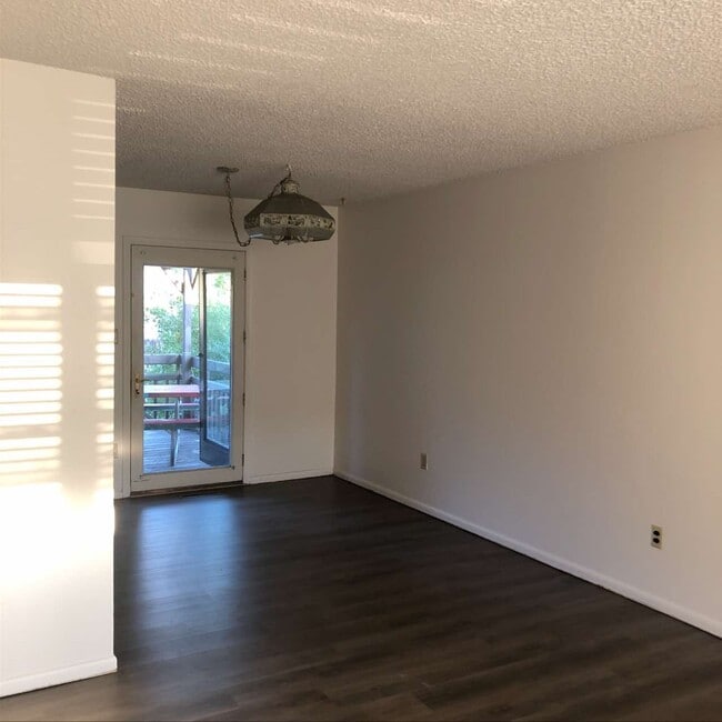 Building Photo - 905 Ponderosa Dr