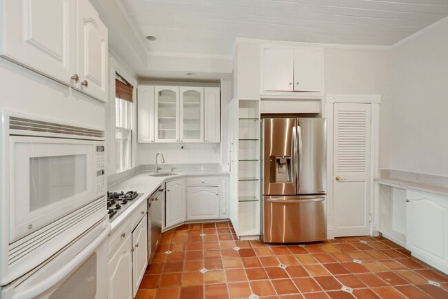 Building Photo - 3 Bed 2.5 Bathroom - Capitol Hill Rowhome - Driveway For Parking