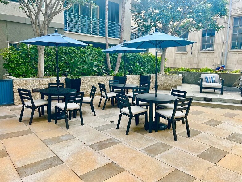 Building Photo - 300 E 4th St