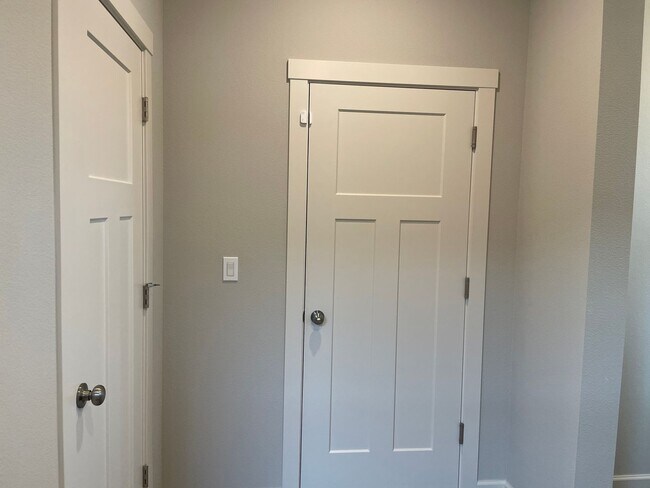Building Photo - Lovely 4 Bed 2.5 Bath Home! Located near t...