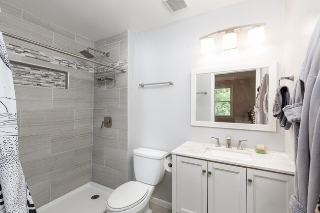 Building Photo - 905 Preston Ct