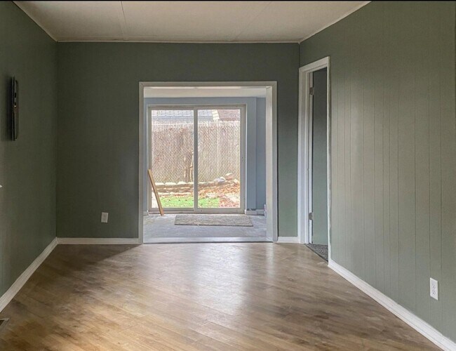 Building Photo - 1405 Redwing Rd