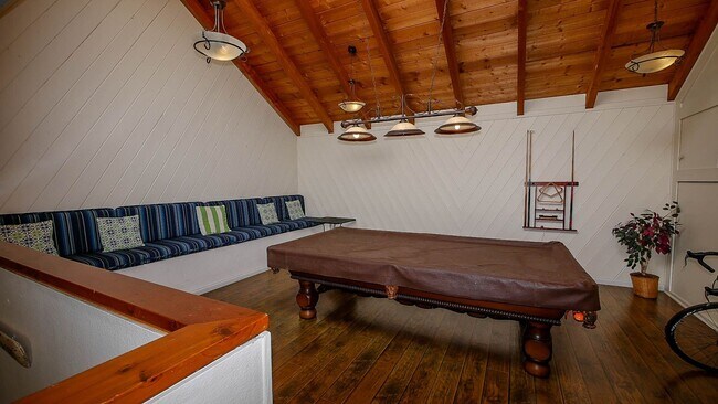 Building Photo - Stylish Sea Colony 3-Level Townhome!