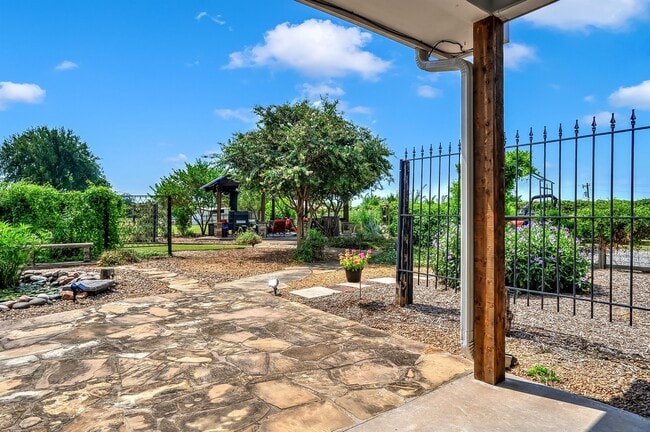 Building Photo - 105 Golden Rd