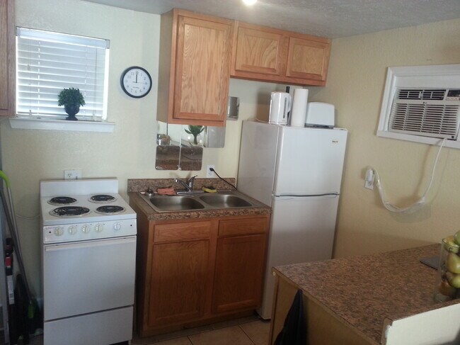 Kitchen area - 2715 Cleburne St