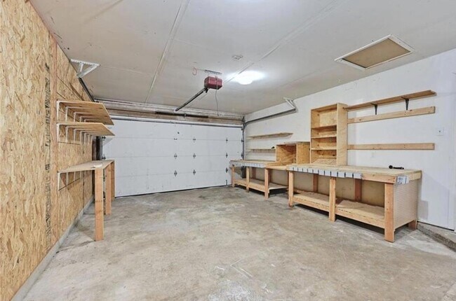 Building Photo - 9601 Holly Springs Dr