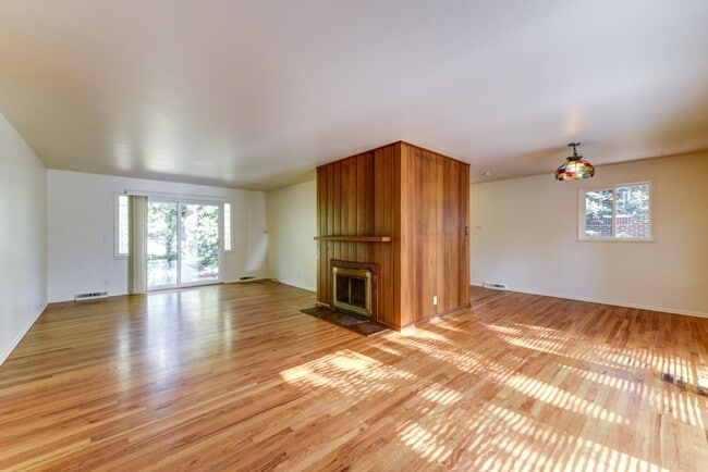 Building Photo - Pre-Lease August 2026; Large 5 Bedroom 3 B...