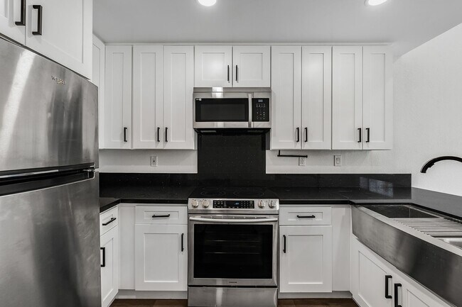 Building Photo - Just Renovated: Stunning 3-Bedroom, 2-Bath...