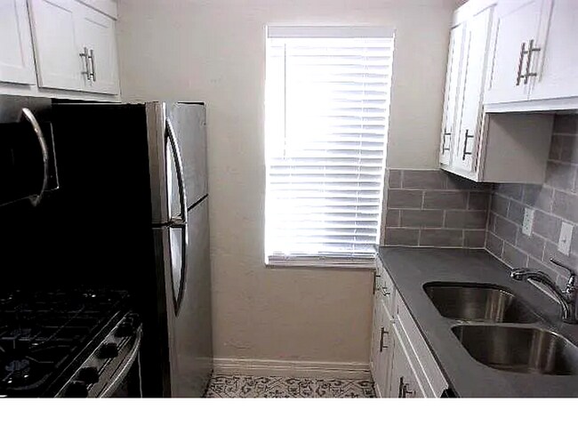 Building Photo - Charming 1-Bed in Gatewood with Hardwood F...