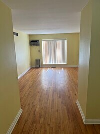 Building Photo - 925 Laprairie St