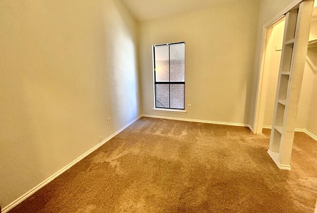 Building Photo - Centrally Located 2 Bed 1 Bath Condo