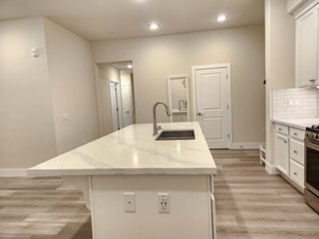 Building Photo - Upscale 2/2 Apartment in The Cannery!