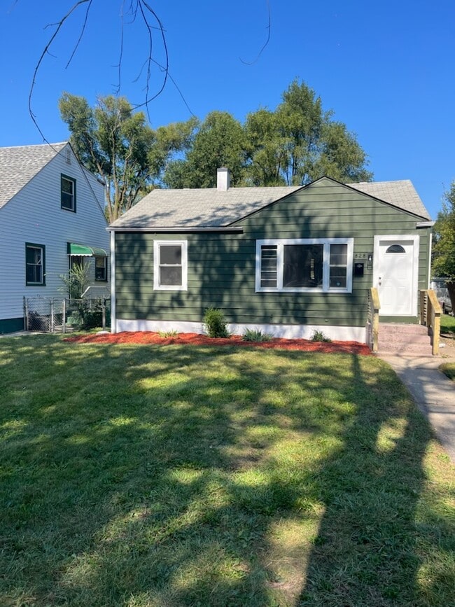 Building Photo - 828 E 35th Pl