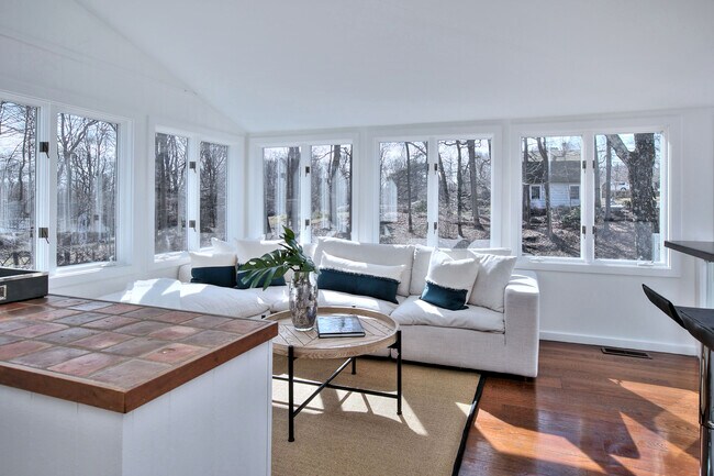 Building Photo - 562 Canoe Hill Rd