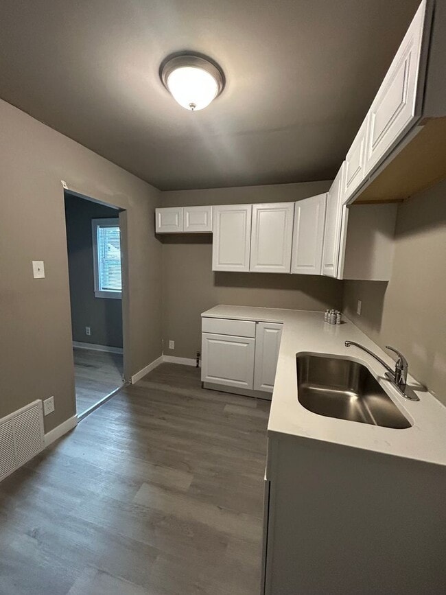 Building Photo - 2 Bedroom Home with Bonus Rooms in West Gary