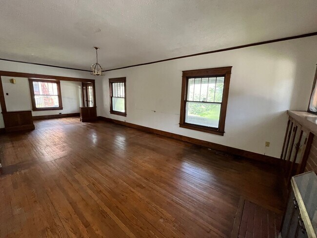 Building Photo - 5 BD/2BA Home next to Kirkwood with fenced backyard!