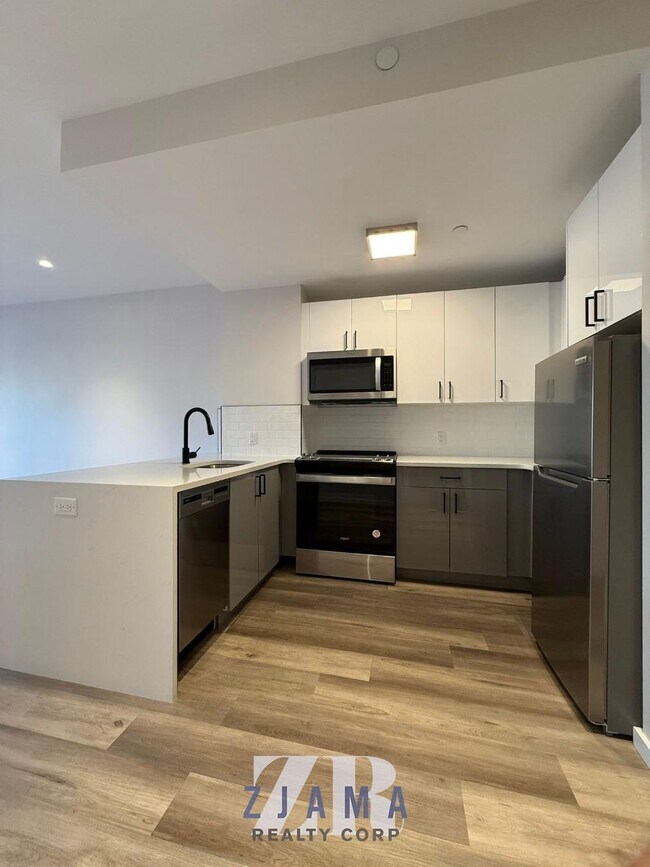 Building Photo - 1120 St Johns Pl